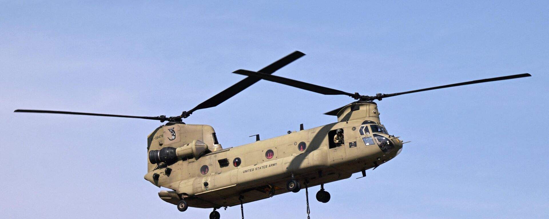 Um helicóptero Boeing CH-47F Chinook da 101ª Divisão Aerotransportada do Exército dos EUA transporta um veículo militar durante um exercício de demonstração na Base Aérea Mihail Kogalniceanu perto de Constanta, Romênia, 30 de julho de 2022 - Sputnik Brasil, 1920, 15.08.2022