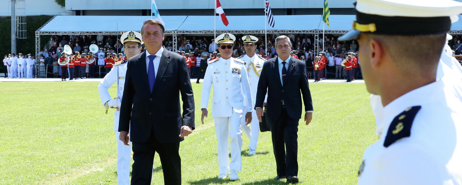 O presidente Jair Bolsonaro (à frente) na Cerimônia de Declaração de Guardas-Marinha (foto de arquivo) - Sputnik Brasil, 1920, 16.08.2022