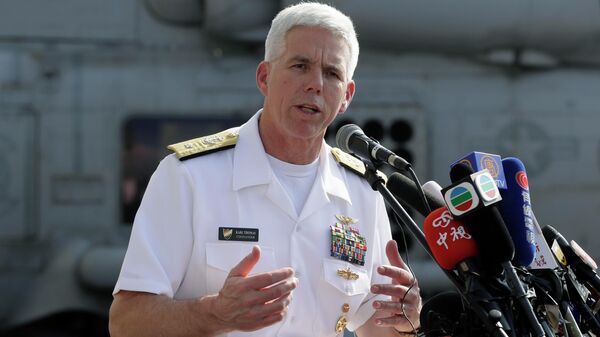 O contra-almirante dos EUA Karl Thomas fala no convés do porta-aviões USS Ronald Reagan da Marinha dos EUA em Hong Kong, 21 de novembro de 2018 - Sputnik Brasil
