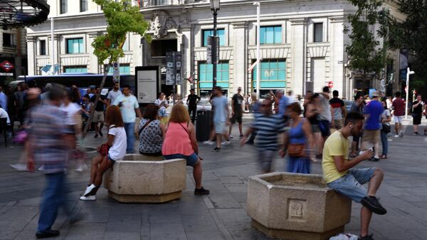 Pessoas transitam na entrada de uma rua de pedestres perto da Gran Via, em Madri, em 19 de agosto de 2017 - Sputnik Brasil