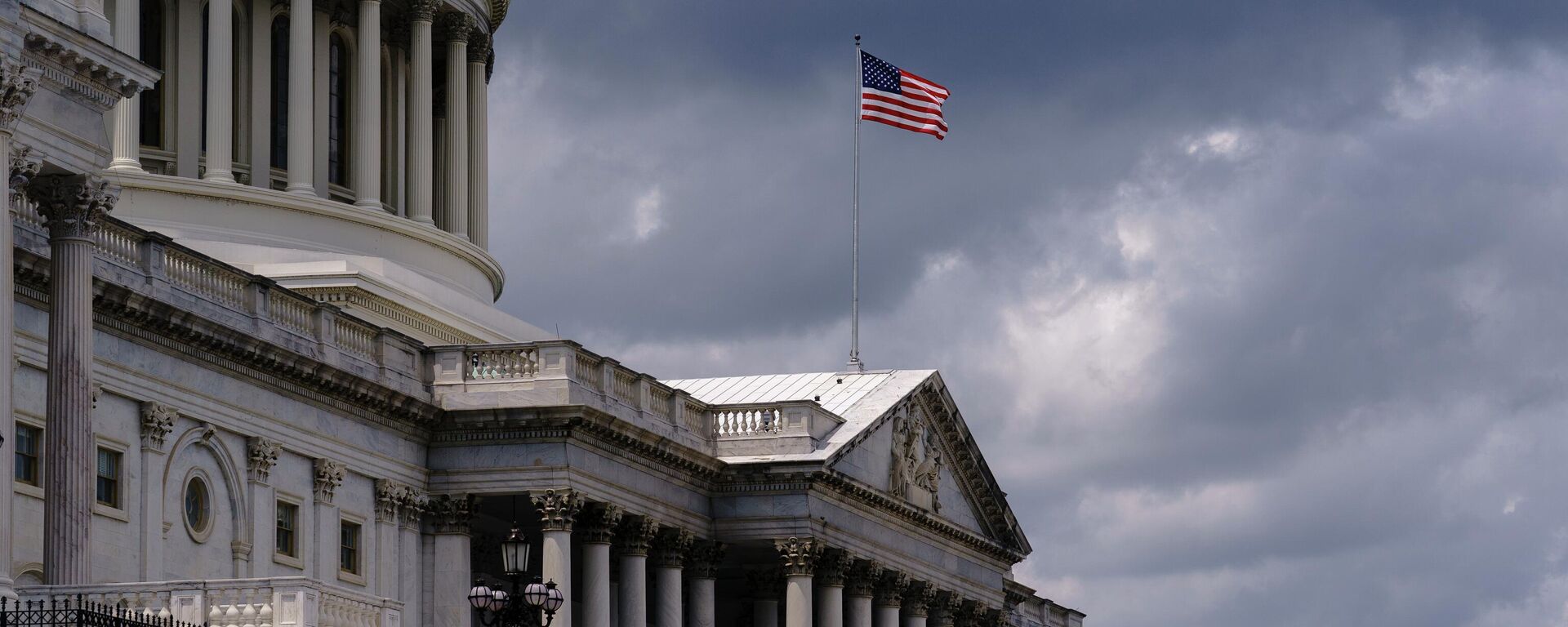 Bandeira dos EUA tremulando no Capitólio, em Washington, D.C. EUA, 18 de julho de 2022 - Sputnik Brasil, 1920, 20.01.2023