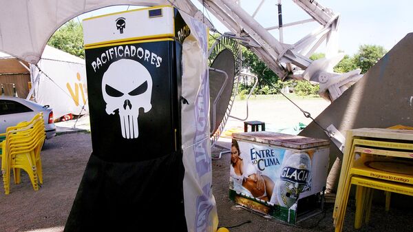 Freezer ostenta símbolo de uma milícia em tenda administrada por integrantes do grupo na favela da praia de Ramos, na Zona Norte do Rio de Janeiro - Sputnik Brasil