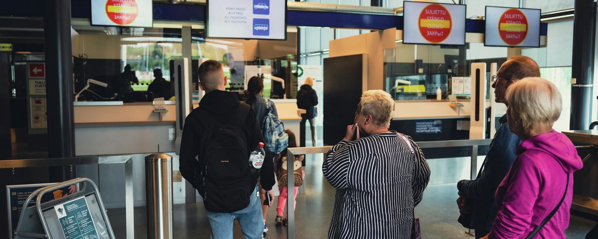 Turistas russos com passaporte verificado na passagem de fronteira de Nuijamaa, Finlândia, 28 de julho de 2022 - Sputnik Brasil, 1920, 16.08.2022
