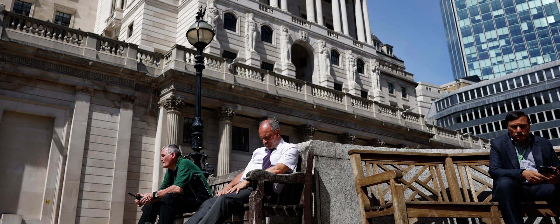 Pessoas descansam junto do Banco de Inglaterra em Londres, Reino Unido, 16 de junho de 2022 - Sputnik Brasil, 1920, 17.08.2022