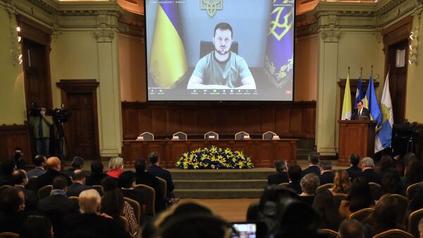 O presidente da Ucrânia, Vladimir Zelensky, fala durante uma videoconferência realizada na Universidad Católica, em Santiago, em 17 de agosto de 2022 - Sputnik Brasil