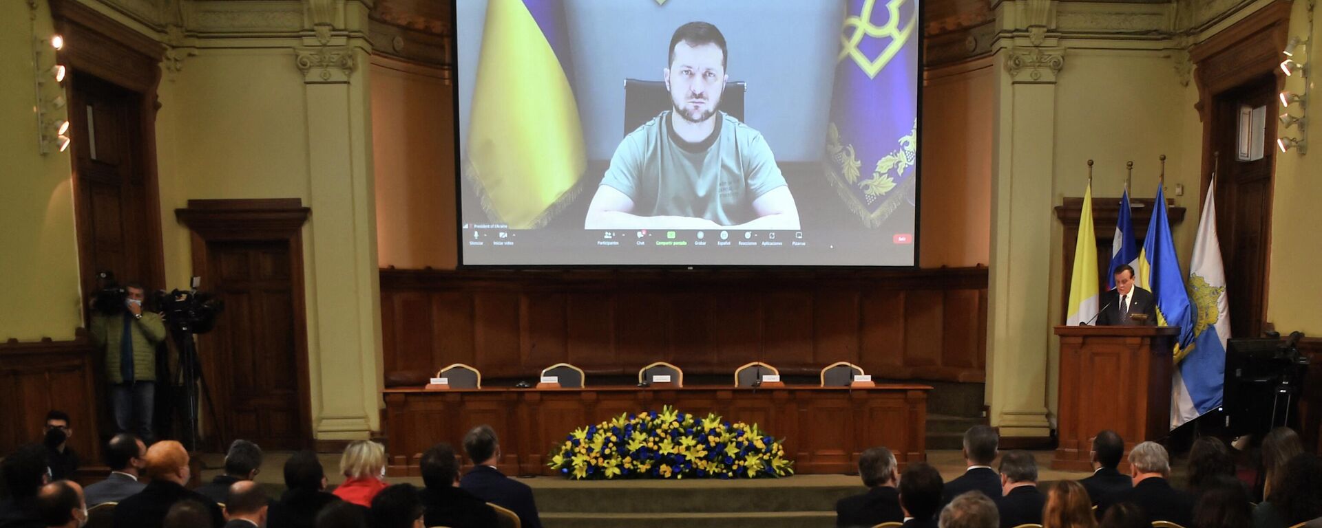 O presidente da Ucrânia, Vladimir Zelensky, fala durante uma videoconferência realizada na Universidad Católica, em Santiago, em 17 de agosto de 2022 - Sputnik Brasil, 1920, 17.08.2022