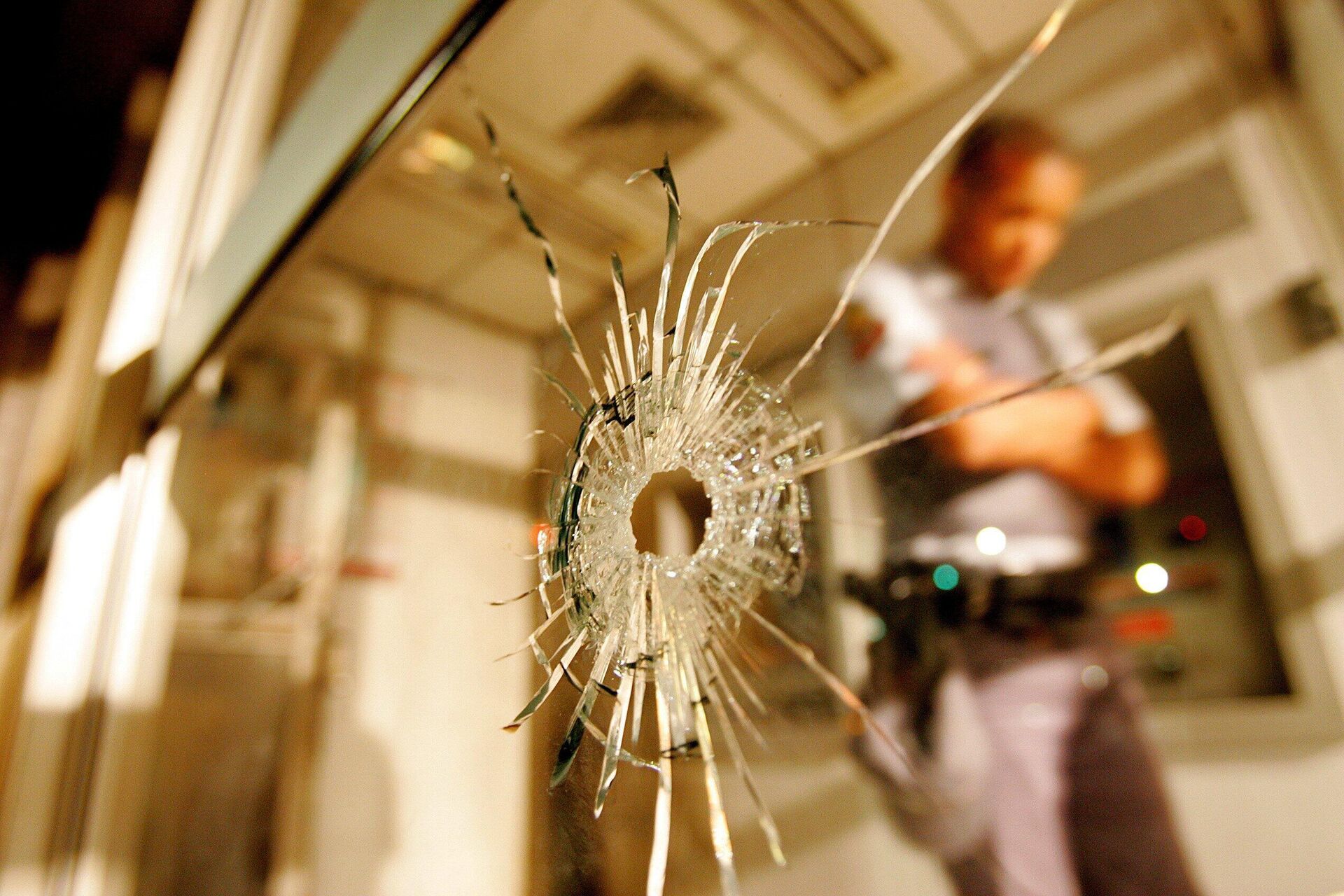 Ataque do PCC (Primeiro Comando da Capital): marca de bala disparada contra agência bancária no Morumbi, em São Paulo, em 9 de agosto de 2006 - Sputnik Brasil, 1920, 21.07.2023