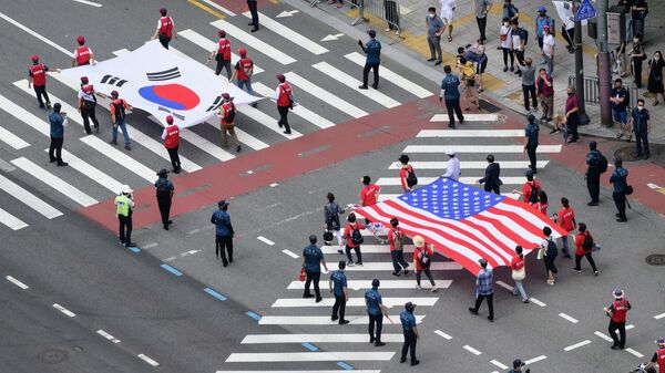 Membros de grupo pró-americano desfilam com bandeiras da Coreia do Sul e dos EUA em Seul, Coreia do Sul, 15 de agosto de 2022 - Sputnik Brasil