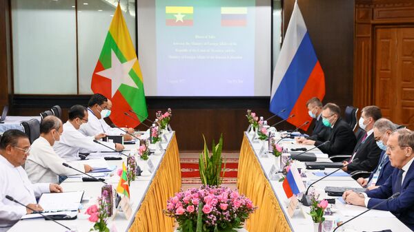 Wunna Maung Lwin (à esquerda), Sergei Lavrov (à direita), ministros das Relações Exteriores de Mianmar e Rússia, respetivamente, e suas delegações, falam em Naypyidaw, Mianmar, foto publicada em 3 de agosto de 2022 - Sputnik Brasil