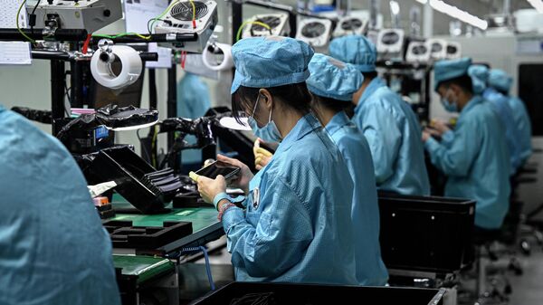 Empregados da fábrica Oppo trabalhando em linha de montagem de smartphones em Dongguan, província de Guangdong, China, 20 de julho de 2022 - Sputnik Brasil