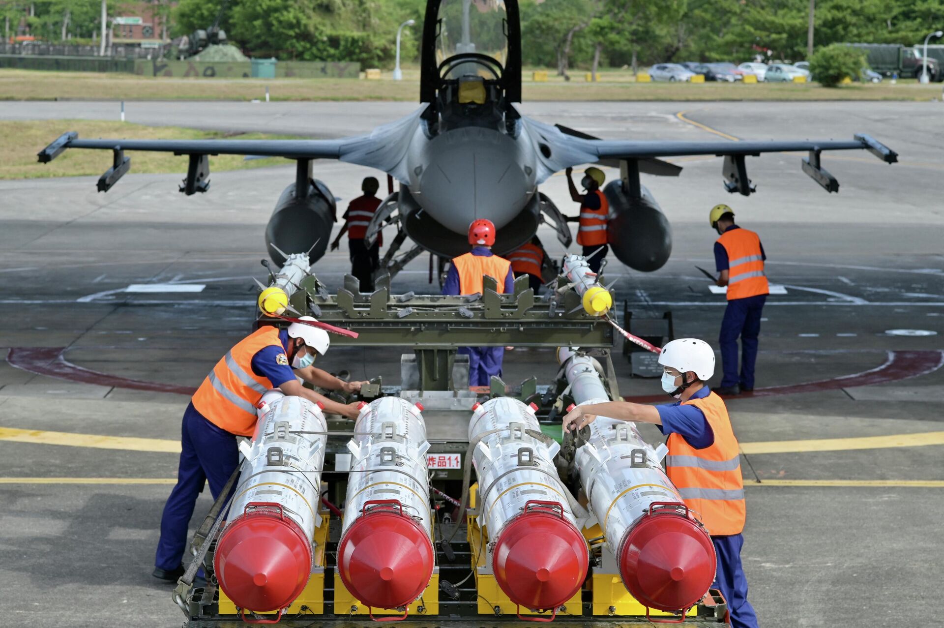 Militares da Força Aérea taiwanesa se preparam para carregar mísseis anti-navio Harpoon AGM-84 feitos pelos EUA em frente a um caça F-16V durante um exercício na base da Força Aérea de Hualien em 17 de agosto de 2022, Taiwan - Sputnik Brasil, 1920, 18.08.2022