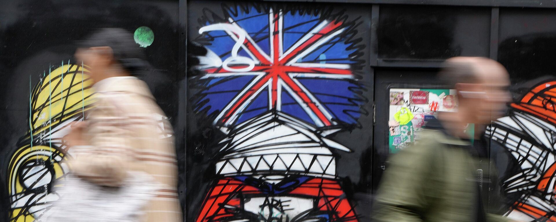Compradores passam por graffiti em uma unidade de varejo fechada perto de Oxford Street, em Londres, 13 de abril de 2022 - Sputnik Brasil, 1920, 18.08.2022