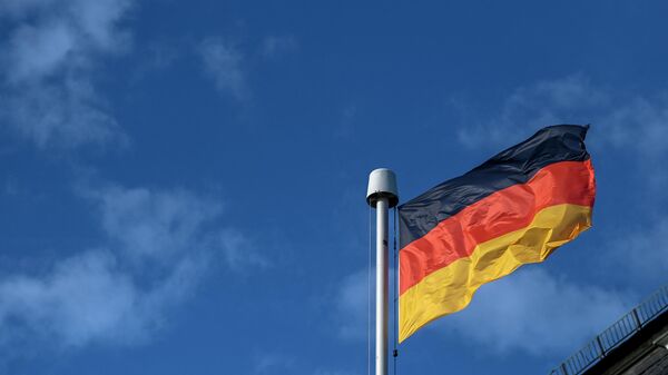 Bandeira alemã tremula no prédio de Petersberg antes da reunião de ministros das Finanças e Bancos Centrais do G7 em Koenigswinter, perto de Bonn, oeste da Alemanha, 19 de maio de 2022 - Sputnik Brasil