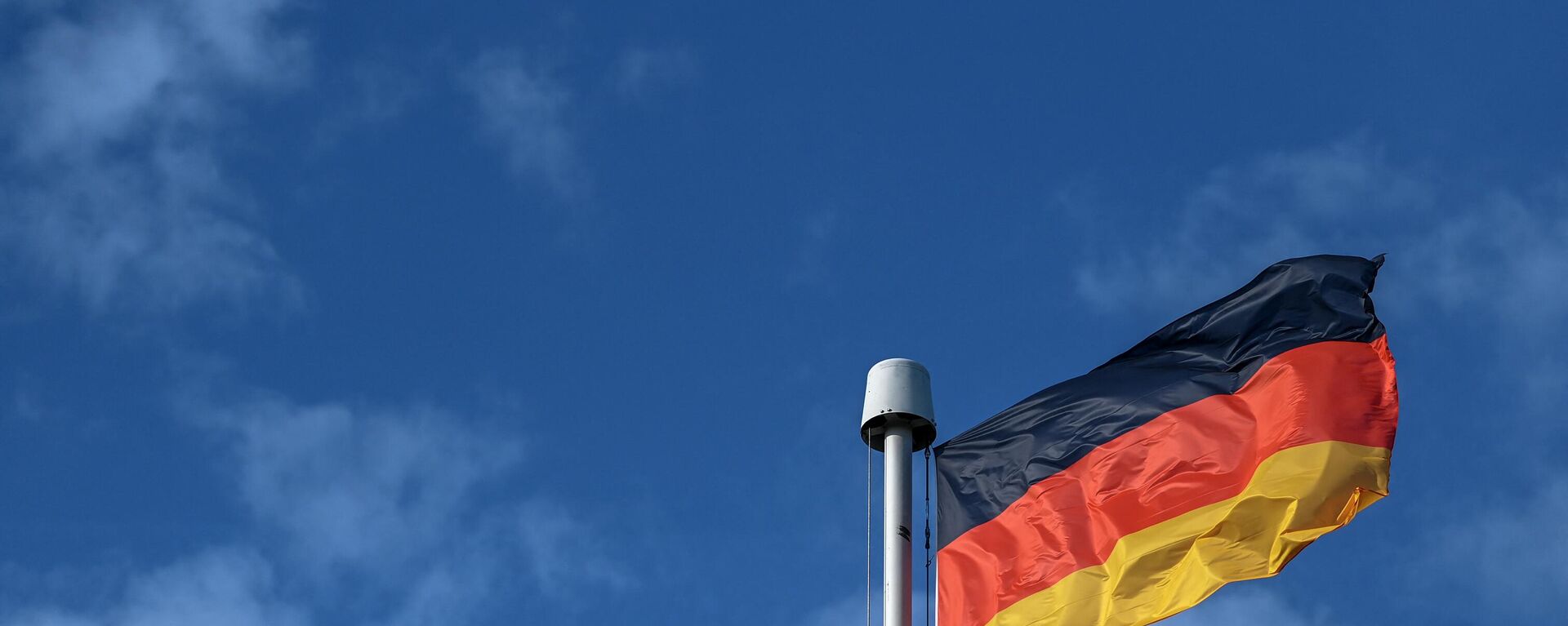 Bandeira alemã tremula no prédio de Petersberg antes da reunião de ministros das Finanças e Bancos Centrais do G7 em Koenigswinter, perto de Bonn, oeste da Alemanha, 19 de maio de 2022 - Sputnik Brasil, 1920, 19.08.2022