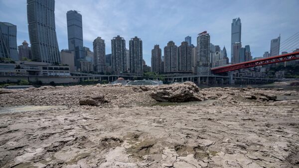 Rachaduras na lama seca em uma parte seca do leito do rio Jialing, no sudoeste da província chinesa de Chongqing - Sputnik Brasil