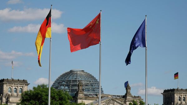 Bandeiras da Alemanha, China e União Europeia (imagem de arquivo) - Sputnik Brasil