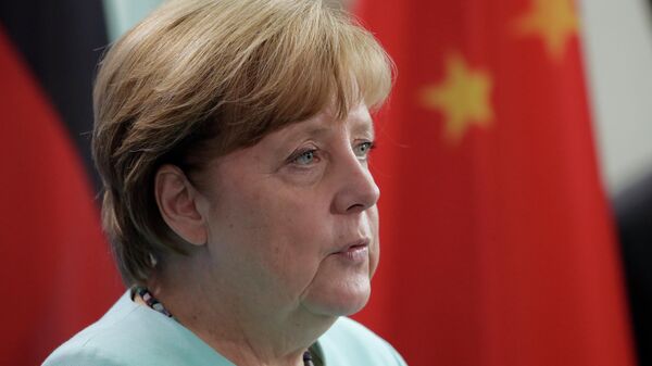 Angela Merkel, chanceler alemã, com bandeiras da Alemanha e da China no fundo em Berlim, Alemanha, 5 de julho de 2017 - Sputnik Brasil