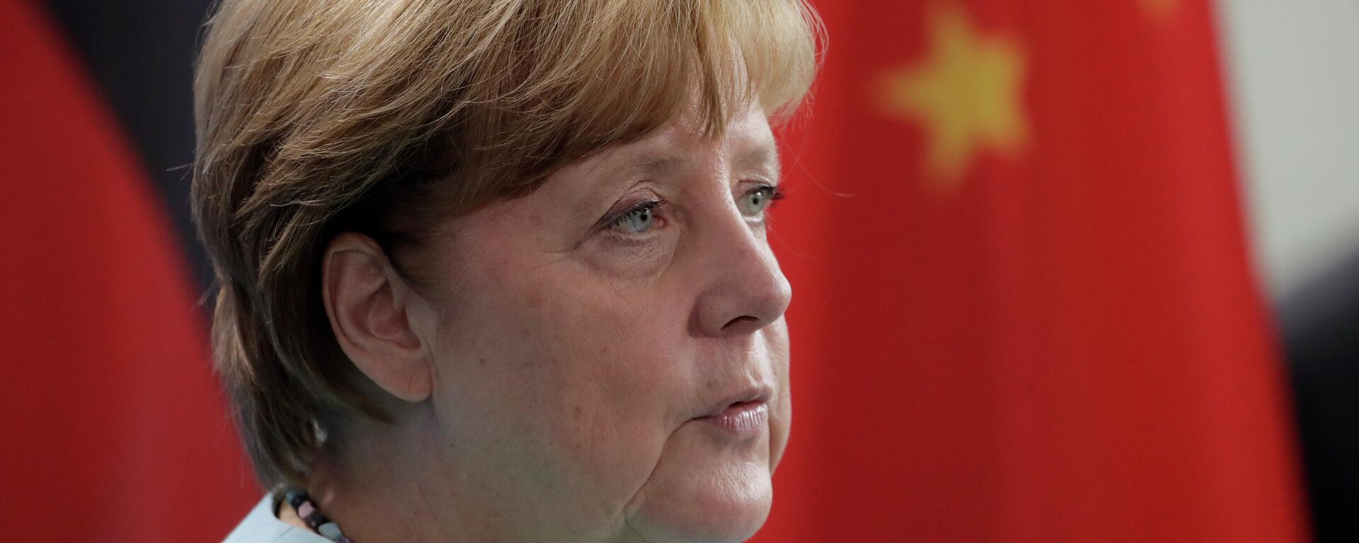 Angela Merkel, chanceler alemã, com bandeiras da Alemanha e da China no fundo em Berlim, Alemanha, 5 de julho de 2017 - Sputnik Brasil, 1920, 13.12.2022