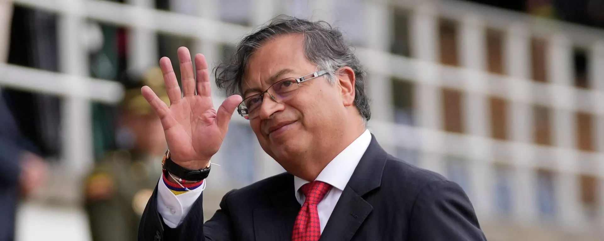O presidente da Colômbia, Gustavo Petro, acena para jornalistas durante a cerimônia de posse de seu novo chefe de polícia - Sputnik Brasil, 1920, 08.08.2023