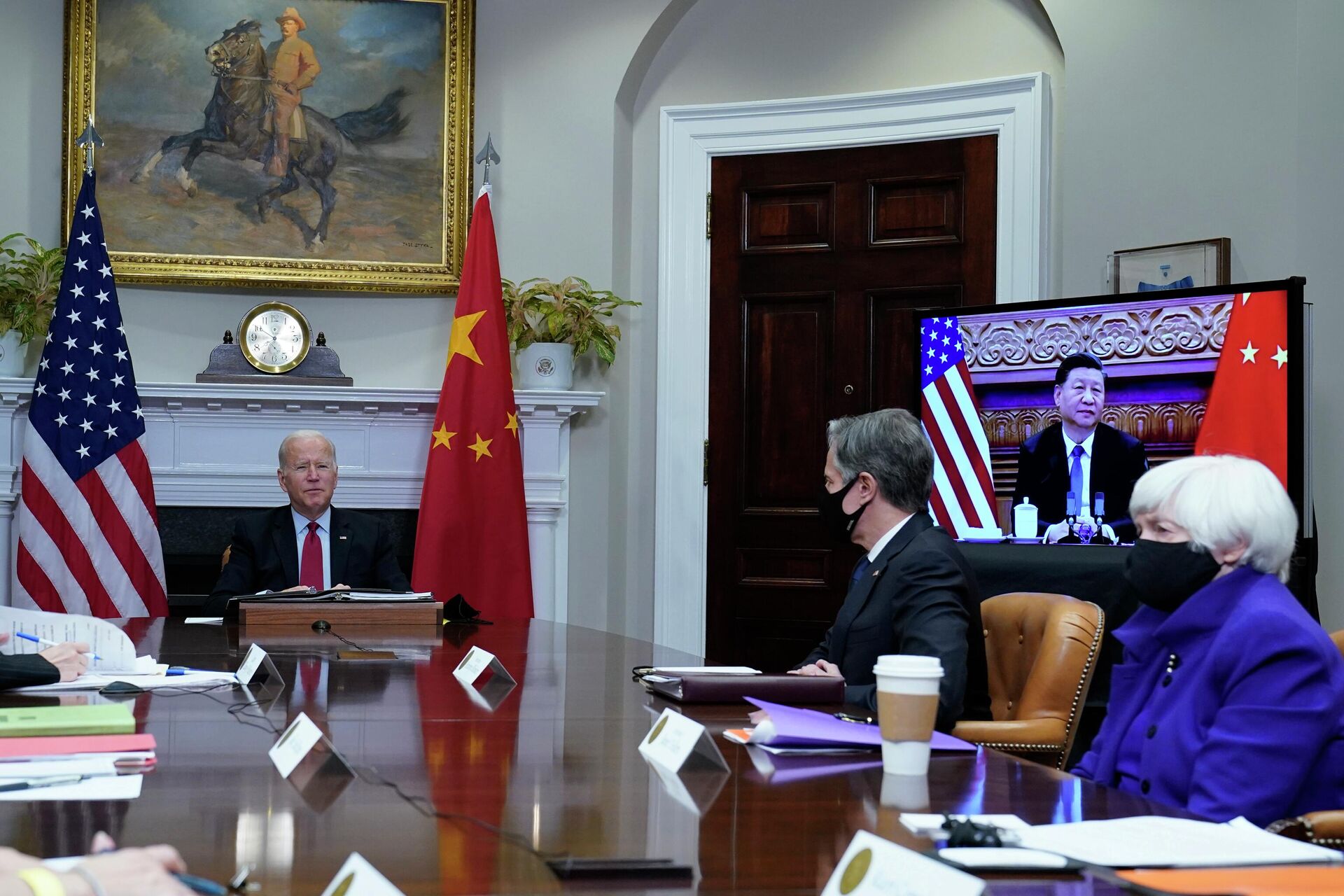O presidente Joe Biden fala enquanto se encontra virtualmente com o presidente chinês Xi Jinping da Sala Roosevelt da Casa Branca em Washington, 15 de novembro de 2021 - Sputnik Brasil, 1920, 28.12.2022