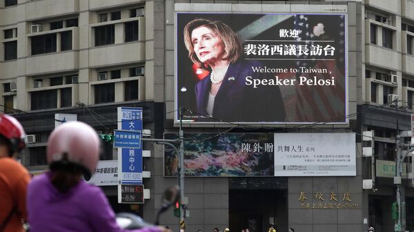 Pessoas passam por um outdoor de boas-vindas à presidente da Câmara dos EUA, Nancy Pelosi, em Taipé, Taiwan, 3 de agosto de 2022 - Sputnik Brasil