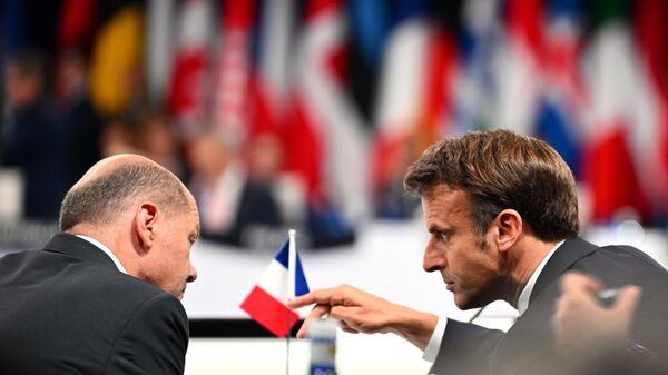 O chanceler da Alemanha, Olaf Scholz (E), fala com o presidente da França, Emmanuel Macron, no início da segunda sessão plenária da cúpula da Organização do Tratado do Atlântico Norte (OTAN) no centro de congressos Ifema em Madri, 29 de junho de 2022 - Sputnik Brasil