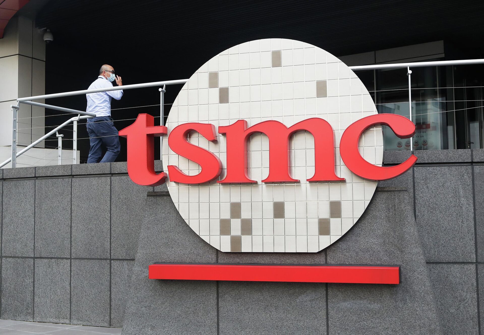 O logo da Taiwan Semiconductor Manufacturing (TSMC) em sua sede em Hsinchu, província chinesa de Taiwan, 10 de outubro de 2021 - Sputnik Brasil, 1920, 21.08.2022