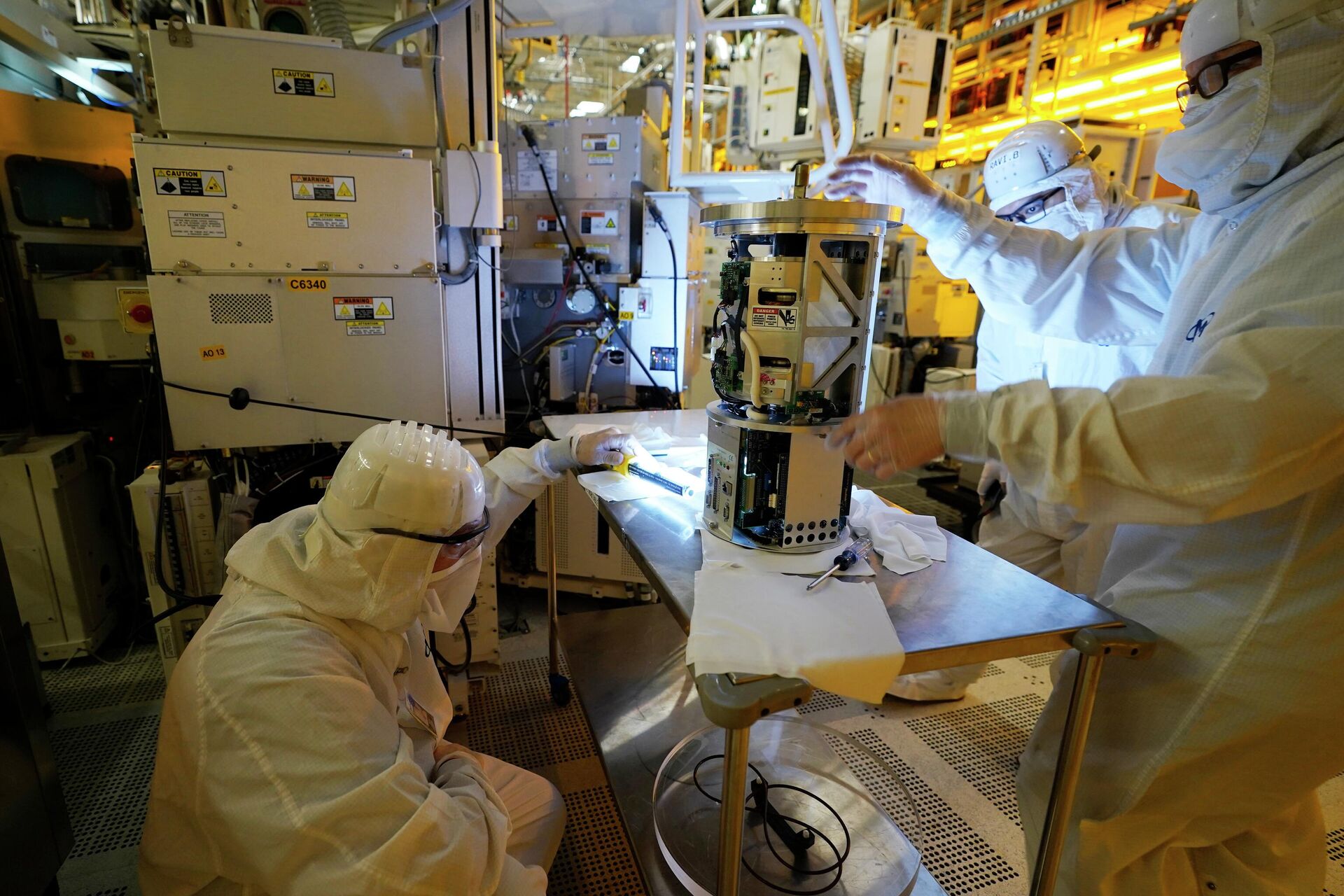 Técnicos inspecionam peça de equipamento em fábrica de chips da Micron Technology, em Manassas, EUA, 11 de fevereiro de 2022 - Sputnik Brasil, 1920, 21.08.2022
