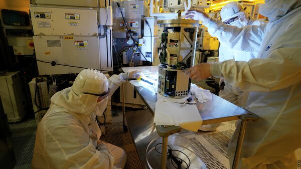 Técnicos inspecionam peça de equipamento em fábrica de chips da Micron Technology, em Manassas, EUA, 11 de fevereiro de 2022 - Sputnik Brasil