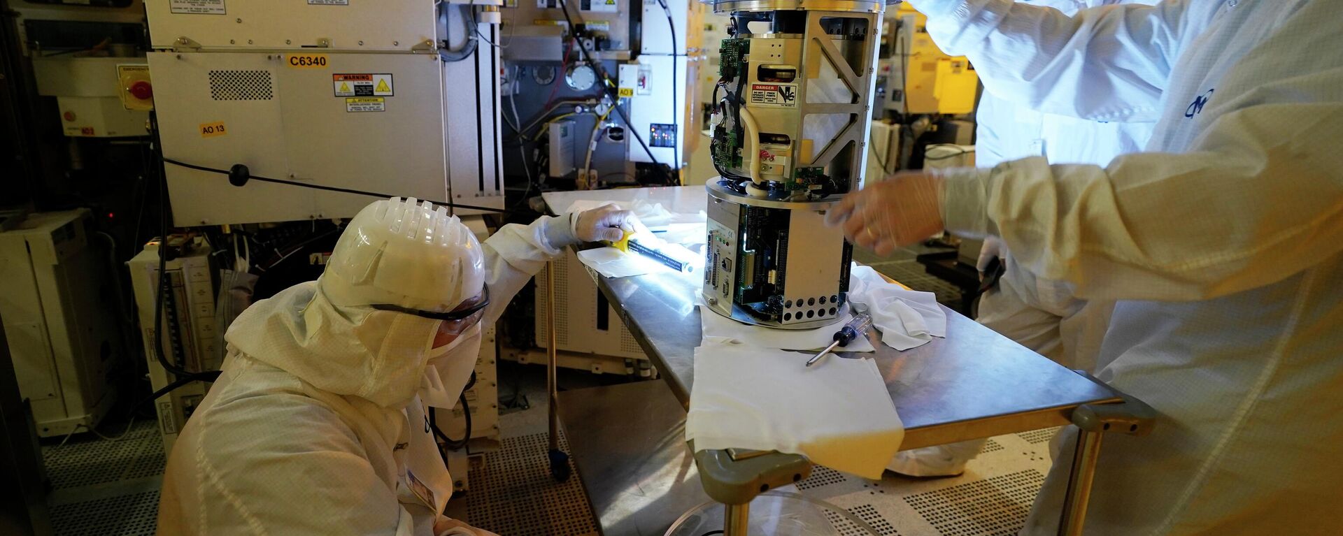 Técnicos inspecionam peça de equipamento em fábrica de chips da Micron Technology, em Manassas, EUA, 11 de fevereiro de 2022 - Sputnik Brasil, 1920, 23.10.2022