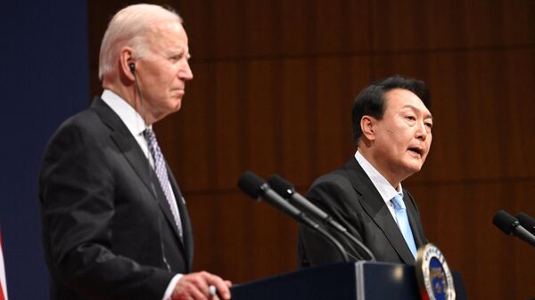 O presidente da Coreia do Sul, Yoon Suk-yeol, e o presidente dos Estados Unidos, Joe Biden, em coletiva de imprensa, em maio de 2022 - Sputnik Brasil