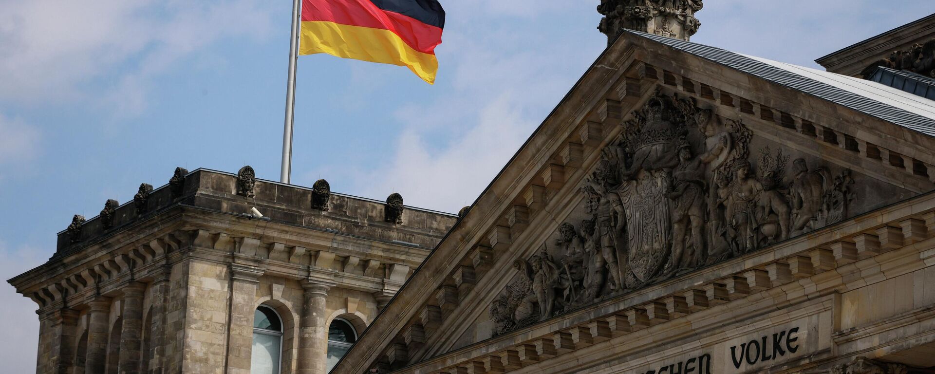 Bandeira alemã tremulando no topo do Reichstag, o prédio albergando o Bundestag (Parlamento alemão) em Berlim, Alemanha, 23 de julho de 2022 - Sputnik Brasil, 1920, 16.09.2022