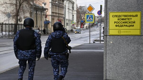 Policiais caminham ao lado do prédio do Comitê de Investigação da Federação da Rússia, em Moscou - Sputnik Brasil
