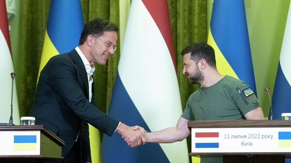 O premiê holandês, Mark Rutte (à esquerda), cumprimenta o presidente da Ucrânia, Vladimir Zelensky (à direita), durante coletiva de imprensa conjunta após reunião em Kiev, 11 de julho de 2022 - Sputnik Brasil