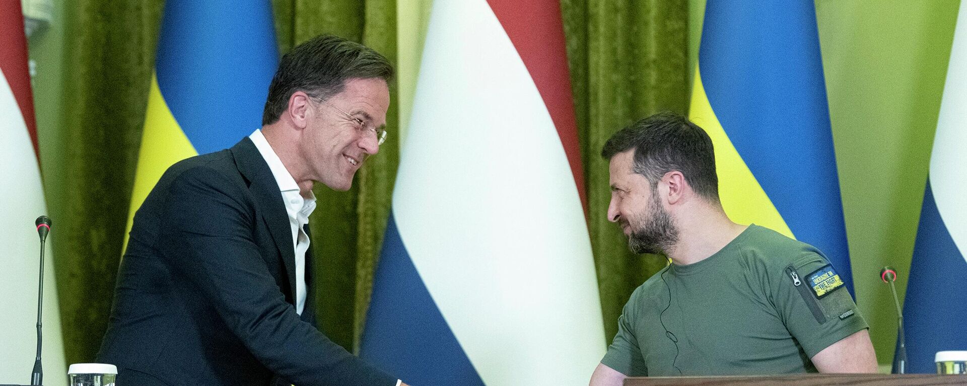O premiê holandês, Mark Rutte (à esquerda), cumprimenta o presidente da Ucrânia, Vladimir Zelensky (à direita), durante coletiva de imprensa conjunta após reunião em Kiev, 11 de julho de 2022 - Sputnik Brasil, 1920, 13.06.2023
