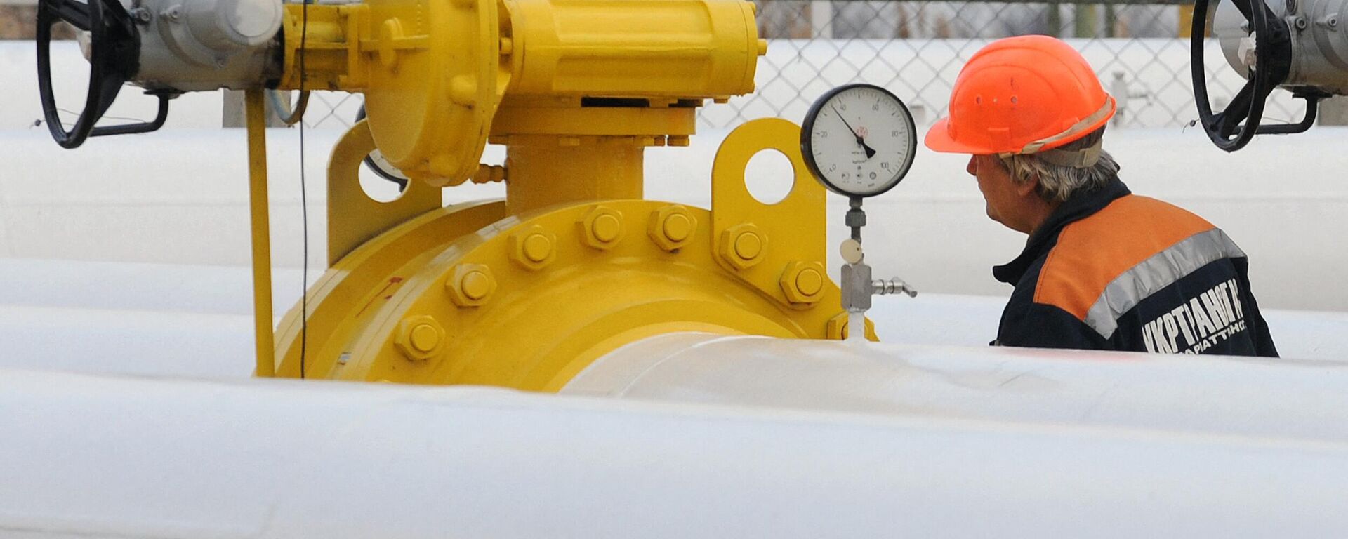 Um funcionário da estação de compressores de gás Orlovka, na região de Izmail, perto da fronteira ucraniana-romena, controla um manômetro em um gasoduto, 14 de janeiro de 2009 - Sputnik Brasil, 1920, 23.08.2022