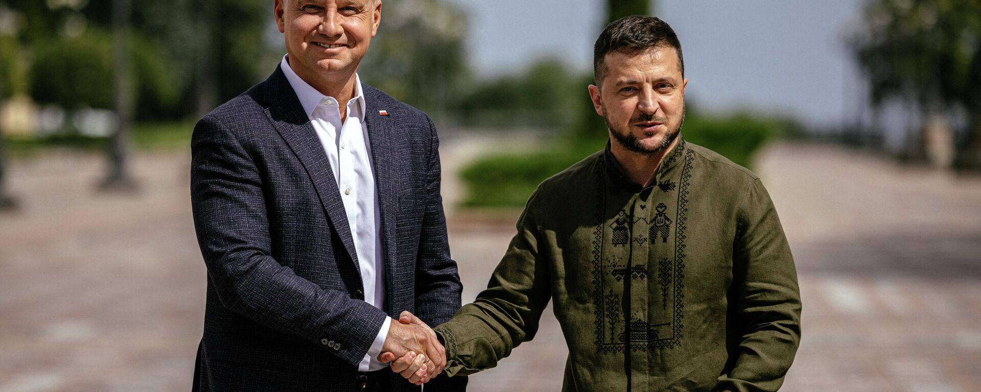 O presidente da Ucrânia Vladimir Zelensky (D) e o presidente da Polônia Andrzej Duda apertam as mãos durante coletiva de imprensa conjunta em Kiev, 23 de agosto de 2022 - Sputnik Brasil, 1920, 23.08.2022