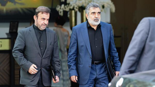 Reza Najafi, vice-ministro das Relações Exteriores do Irã (à esquerda), e Behrouz Kamalvand, porta-voz iraniano na Agência Internacional de Energia Atômica (AIEA), deixam o Palácio Coburgo, onde estão ocorrendo negociações de um novo acordo nuclear iraniano, Viena, Áustria, 5 de agosto de 2022 - Sputnik Brasil