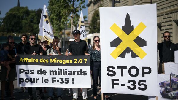 Manifestantes protestam compra pelo governo de caças F-35 segurando cartazes dizendo Escândalo Mirage 2.0? Não a bilhões para F-35! e STOP F-35 antes da entrega oficial das assinaturas de uma iniciativa popular em Berna, Suíça, 16 de agosto de 2022 - Sputnik Brasil