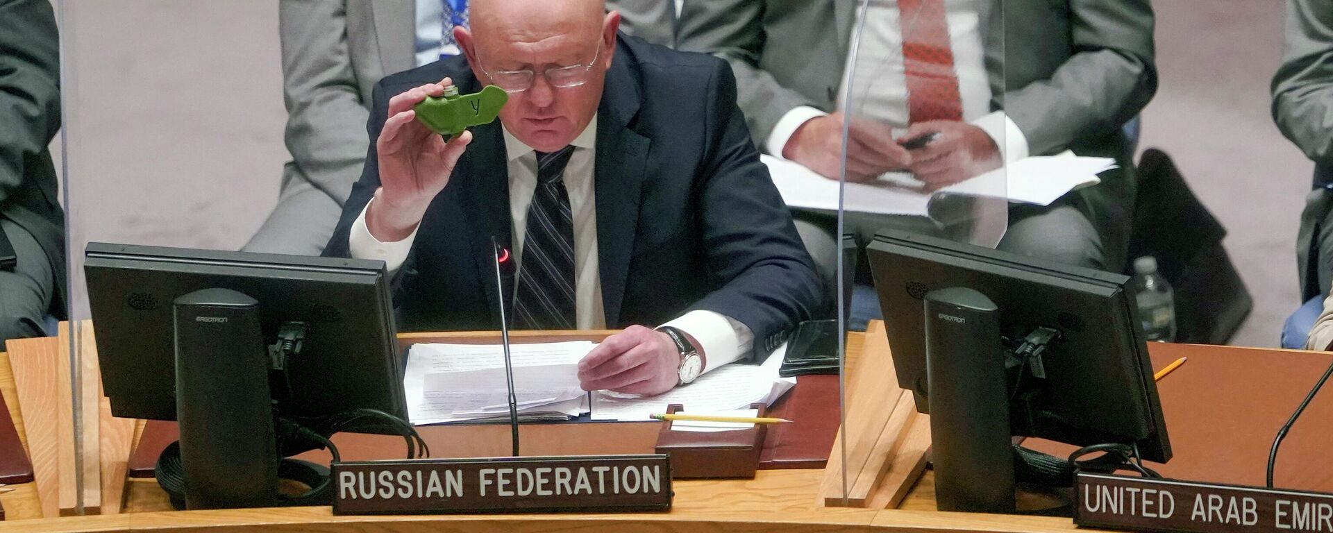 Embaixador russo para as Nações Unidas Vasily Nebenzya segura um pedaço de explosivo durante uma reunião do Conselho de Segurança - Sputnik Brasil, 1920, 24.08.2022