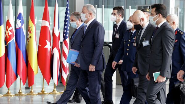 O ministro da Defesa turco Hulusi Akar, segundo à esquerda, chega para uma reunião dos ministros da defesa da OTAN na sede da OTAN em Bruxelas, 16 de março de 2022 - Sputnik Brasil