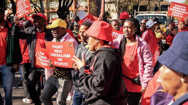 Manifestantes de vários sindicatos se reúnem em Pretória, na África do Sul, em 24 de agosto de 2022, em protesto contra o aumento do custo de vida do país, incluindo preços recordes de combustível e de alimentos básicos - Sputnik Brasil