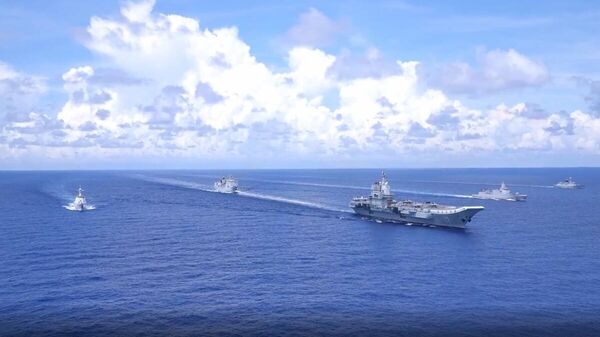 Grupo liderado pelo porta-aviões Shandong em exercícios no mar do Sul da China - Sputnik Brasil