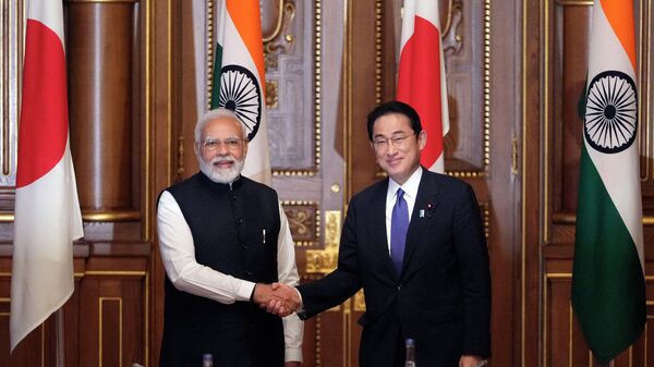 O primeiro-ministro da Índia, Narendra Modi (E) e o primeiro-ministro do Japão, Fumio Kishida, apertam as mãos no início da reunião de cúpula Japão-Índia, após o término da cúpula dos líderes do Quad entre os EUA, Japão, Índia e Austrália, no estado de Akasaka, Guest House em Tóquio, 24 de maio de 2022 - Sputnik Brasil