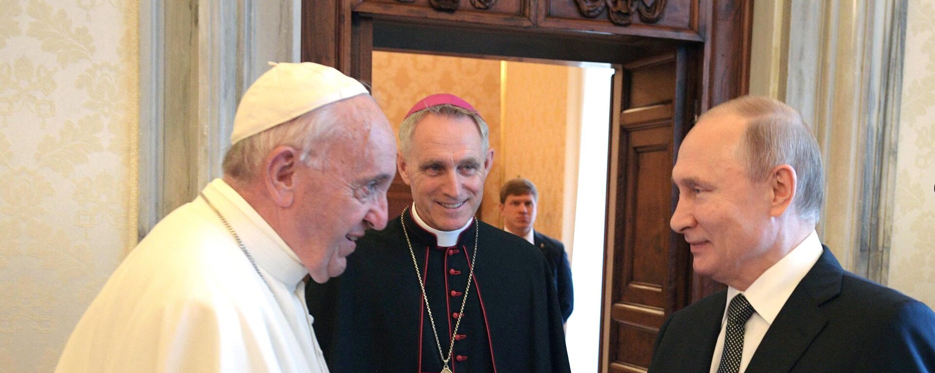 Presidente russo Vladimir Putin e o Papa Francisco (à esquerda) durante uma reunião no Vaticano, 4 de julho de 2019 - Sputnik Brasil, 1920, 26.08.2022