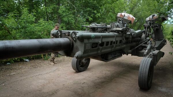 Soldados ucranianos colocam obuseiro M777 fornecido pelos EUA em posição para disparar contra posições russas na região leste da República Popular de Donetsk (RPD), em 18 de junho de 2022 - Sputnik Brasil