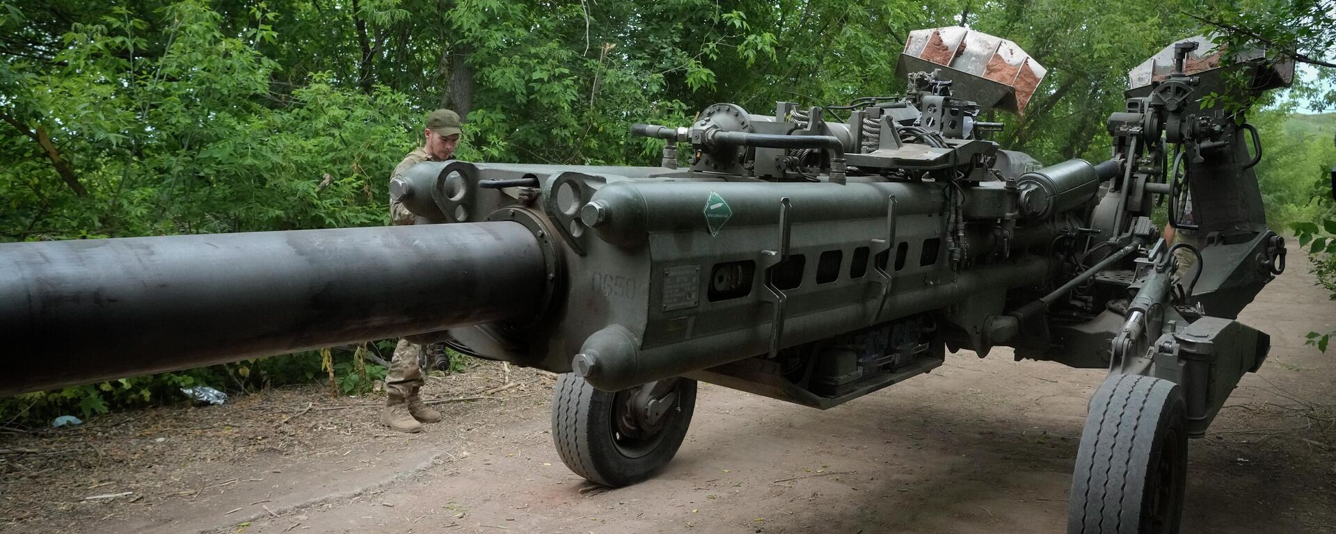 Soldados ucranianos colocam obuseiro M777 fornecido pelos EUA em posição para disparar contra posições russas na região leste da República Popular de Donetsk (RPD), em 18 de junho de 2022 - Sputnik Brasil, 1920, 14.09.2022