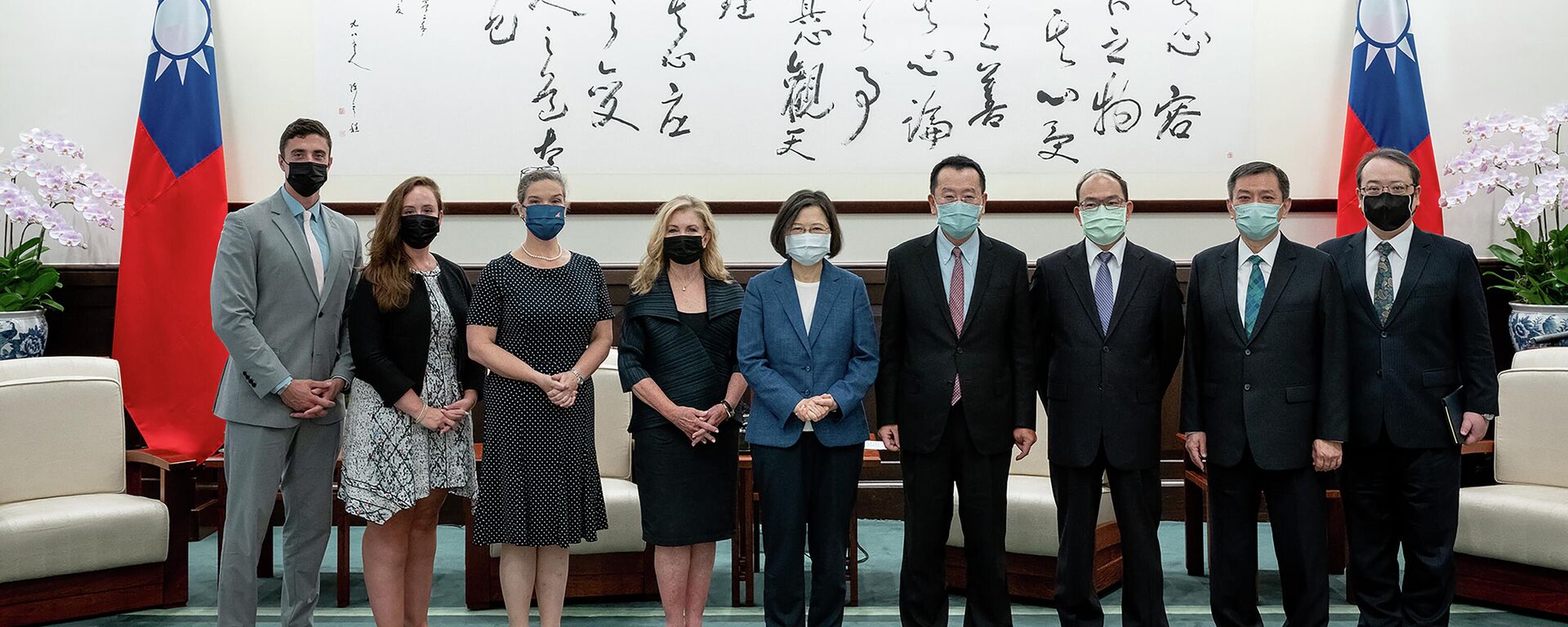 A presidente de Taiwan, Tsai Ing-wen, ao centro, posa para fotos com a senadora norte-americana Marsha Blackburn e sua delegação durante uma reunião em Taipé, Taiwan, 26 de agosto de 2022  - Sputnik Brasil, 1920, 26.08.2022