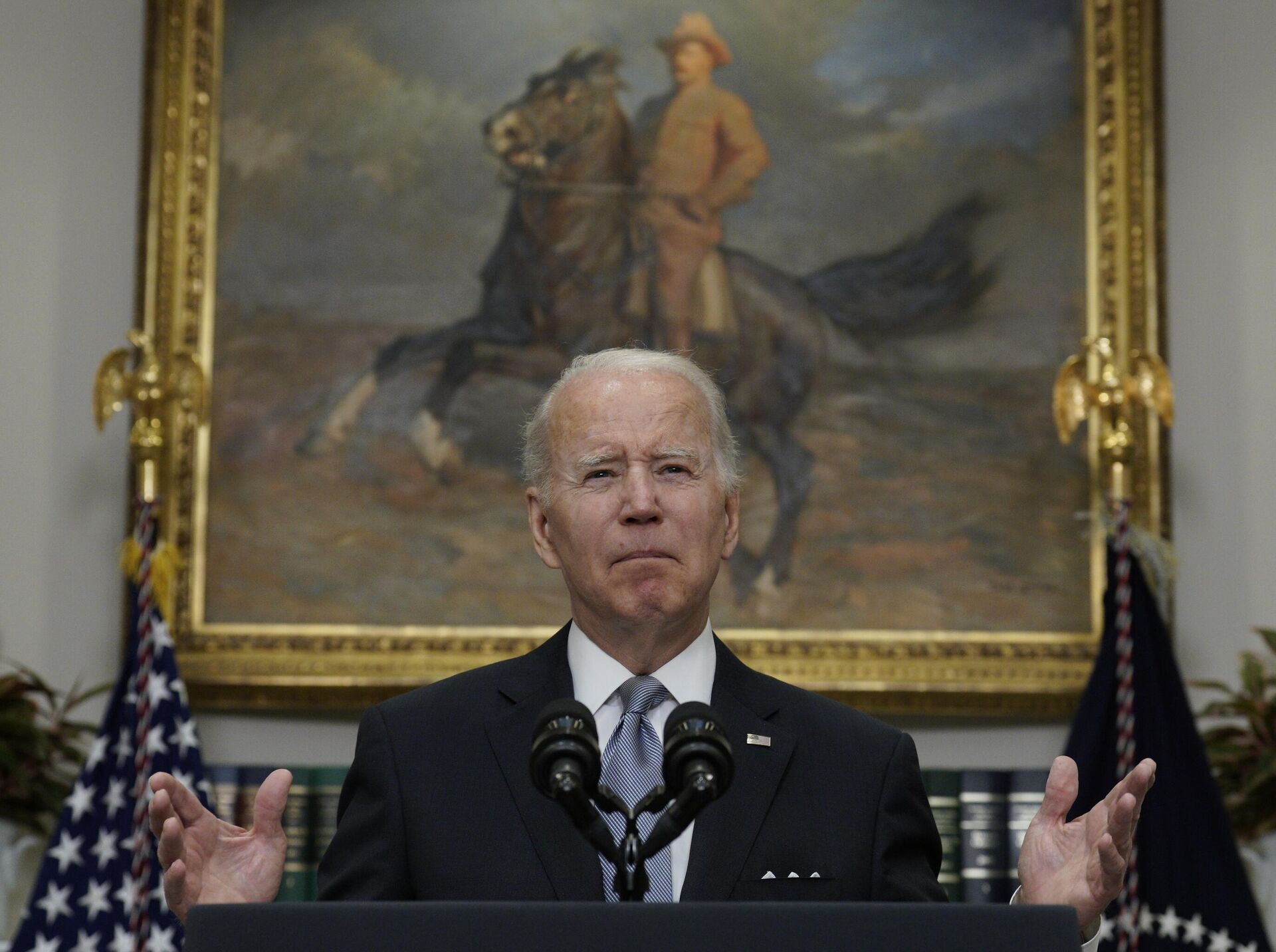 O presidente dos EUA, Joe Biden apresenta uma atualização sobre os esforços dos EUA relacionados à operação militar especial da Rússia na Ucrânia, na Casa Branca em Washington, Estados Unidos, 21 de abril de 2022 - Sputnik Brasil, 1920, 26.08.2022