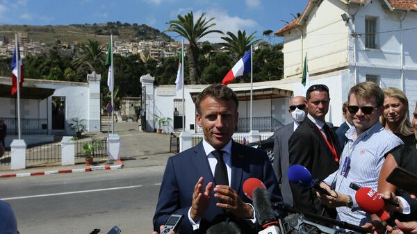 O presidente francês Emmanuel Macron fala à imprensa depois de visitar o Cemitério Europeu St-Eugene em Argel, Argélia, 26 de agosto de 2022 - Sputnik Brasil